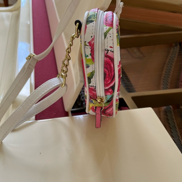 JUICY COUTURE MINI PURSE.  CAN BE WORN AS A CROSS BODY BAG ALSO. - Picture 5 of 7